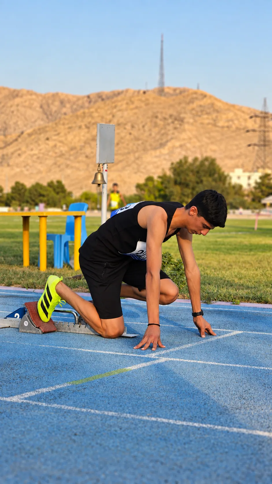 ورزشکار جوان در وضعیت استارت روی تخته، پیست آبی